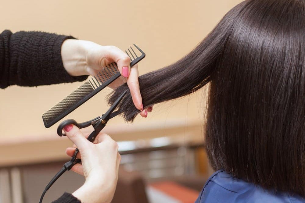 Cắt tóc định kì giúp chăm sóc tóc