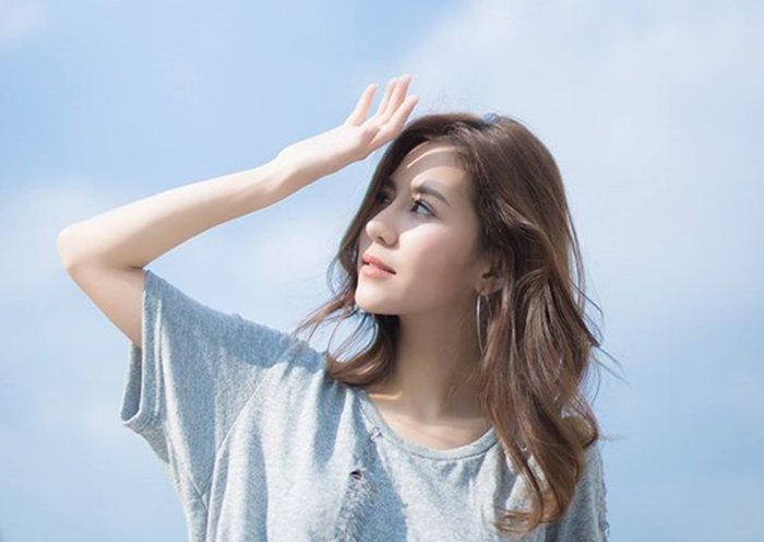 Ánh nắng mặt trời có thể làm màu tóc nhanh phai, khiến tóc khô xơ