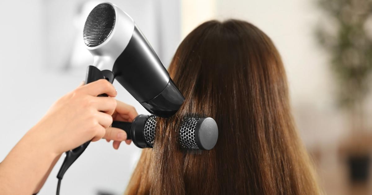 Nhiệt độ cao có thể làm màu tóc phai nhanh và gây hư tổn cho tóc