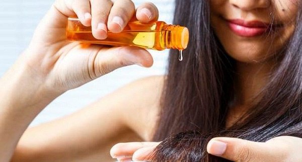 Sử dụng mặt nạ tóc hoặc dầu dưỡng để giúp tóc luôn mềm mượt, chắc khỏe