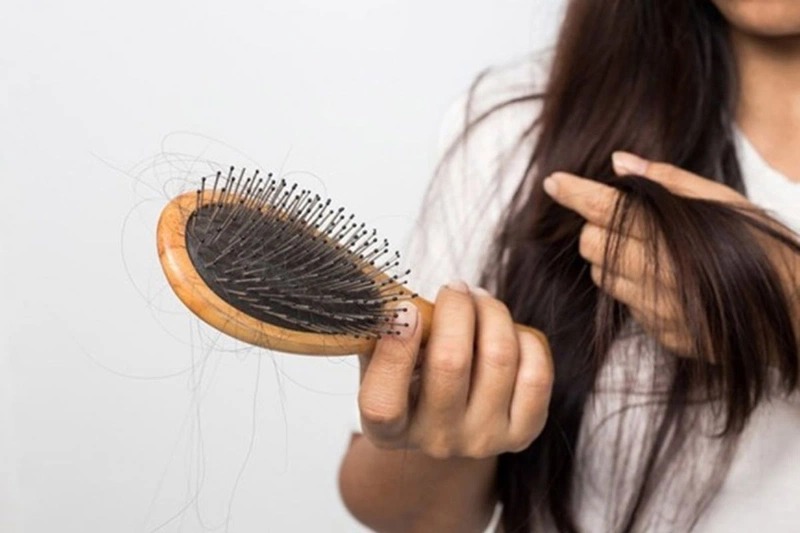 Bà bầu bị rụng tóc là do đâu