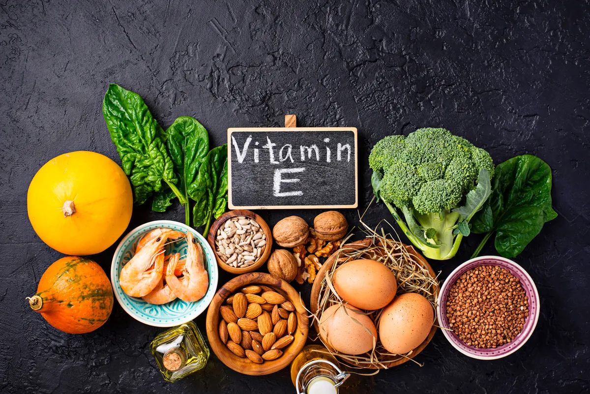 Vitamin gì tốt cho tóc? Vitamin E giúp bảo vệ tóc khỏi sự phá hủy DNA, giảm nguy cơ gãy rụng