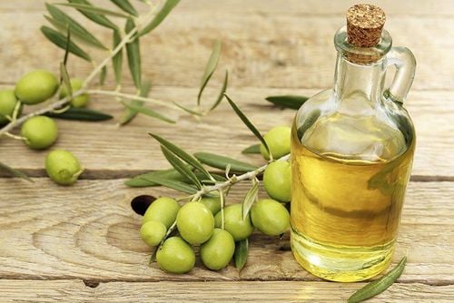 Dầu oliu có khả năng cấp ẩm và nuôi dưỡng da đầu 