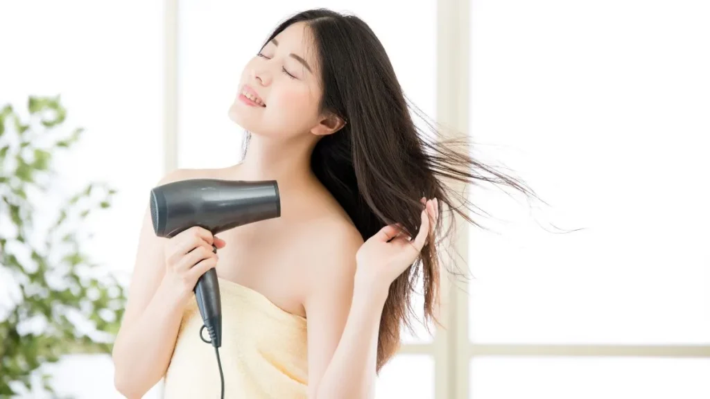 Cách giữ nếp tóc mái bay bằng cách sấy tóc sau khi gội