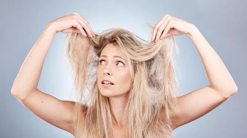 Tóc bị sần sùi là tình trạng khi tóc mất đi độ ẩm tự nhiên