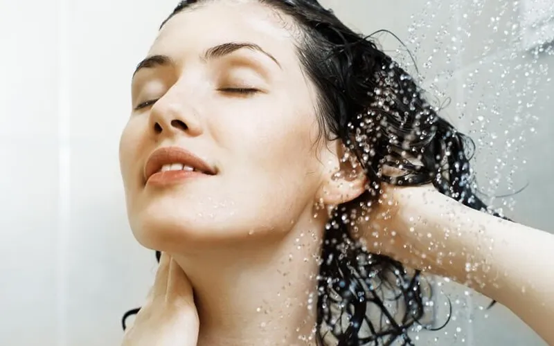 Hạn chế gội đầu bằng nước nóng