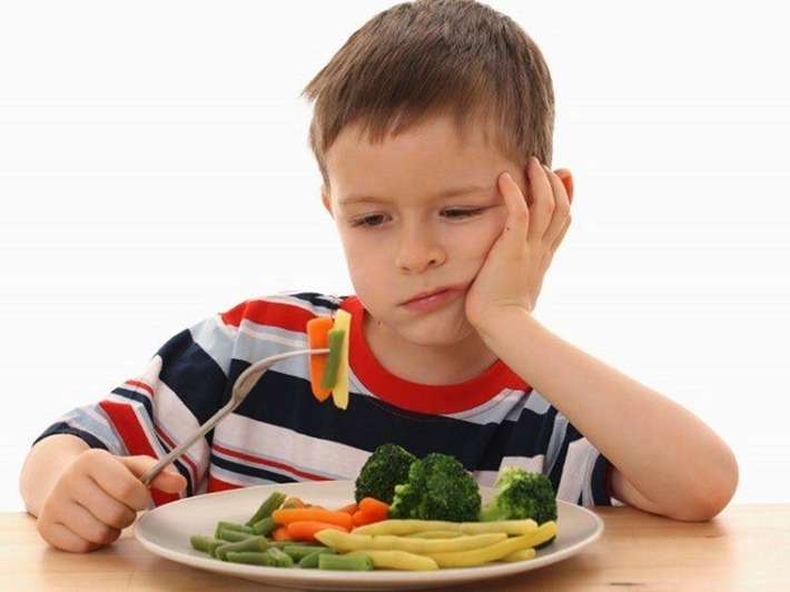 Chế độ ăn uống không đảm bảo cũng có thể nguyên nhân khiến bạc tóc ở trẻ