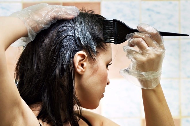Nâng tone tóc từ nền đen tại nhà đơn giản 