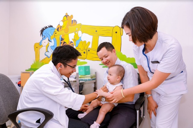 Nên đưa trẻ đi kiểm tra sức khỏe để có thể phát hiện nguyên nhân