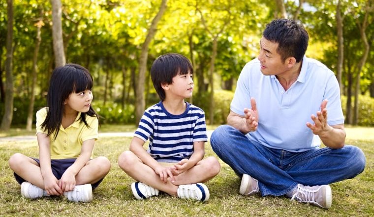 Phụ huynh cần động viên và giải thích để giúp trẻ tự tin hơn về ngoại hình của mình