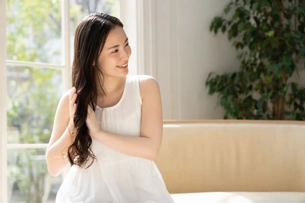 sử dụng tinh dầu dưỡng tóc uốn vào nếp