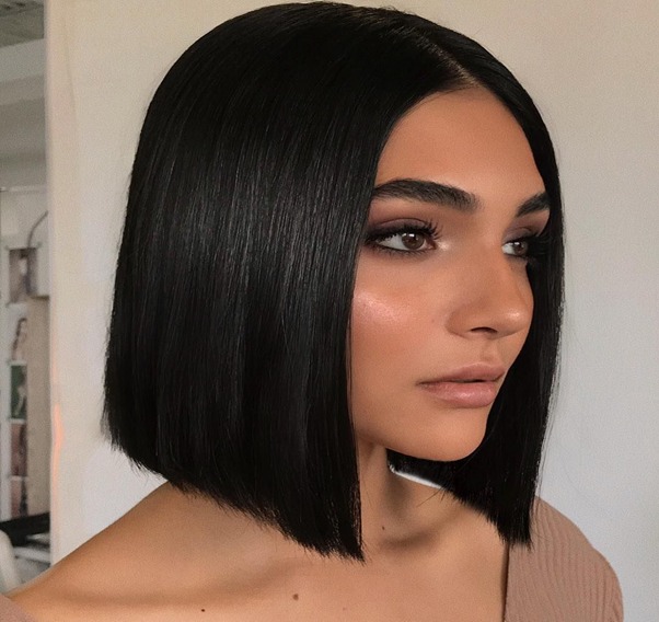 Tóc thủy tinh (glass hair) là một kiểu tóc bob ngang vai 