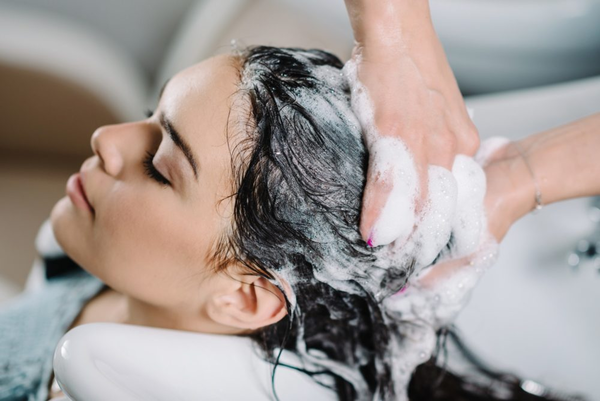 Nên gội đầu bao nhiêu lần 1 tuần? Sai tần suất gội đầu có thể khiến tóc gãy rụng!