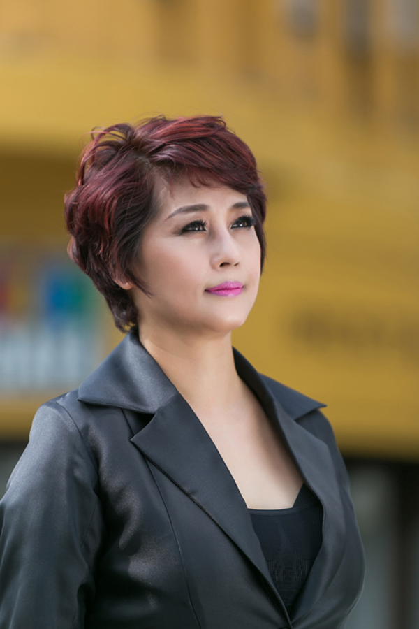 Nâu đỏ trầm giúp làn da quý cô thêm phần rạng rỡ