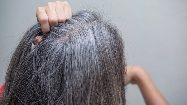 Tóc bạc bị xỉn màu: Nguyên nhân và các sản phẩm lấy lại độ bóng nhanh nhất