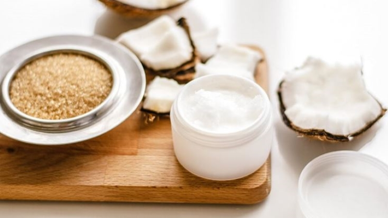 Tẩy tế bào chết với dầu dừa, đường và tinh dầu