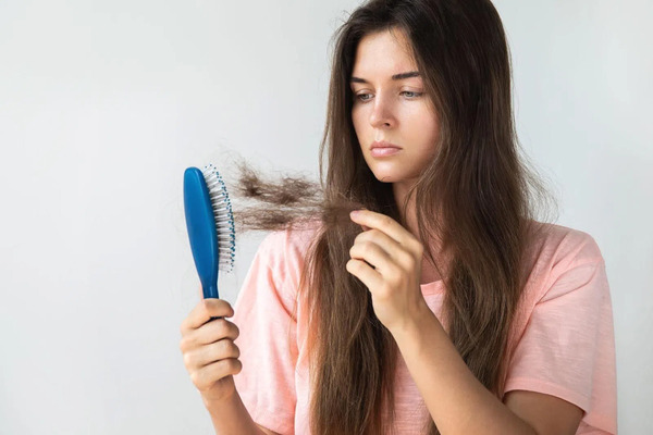 Nguyên nhân khiến tóc của bạn rụng như mưa