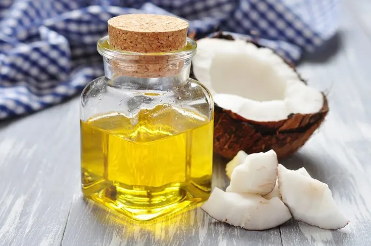 Ủ tóc bằng dầu dừa giúp nuôi dưỡng sợi tóc