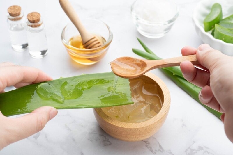 Ủ tóc bằng gel nha đam và mật ong